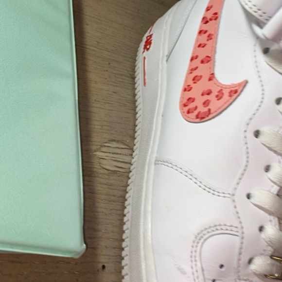 designed sneakers - Picture 3 of 3